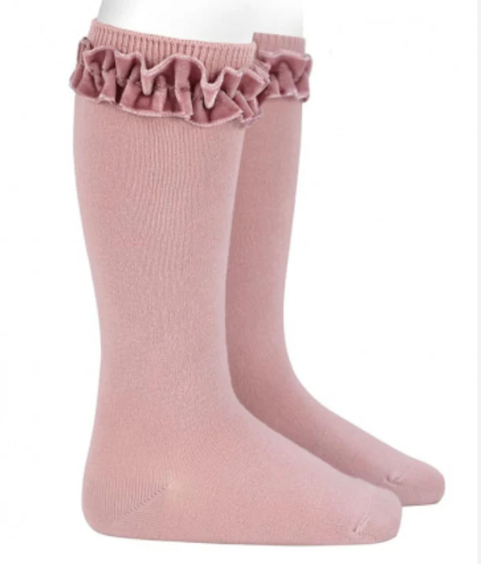 Calcetines altos cinta terciopelo fruncida en puño rosa